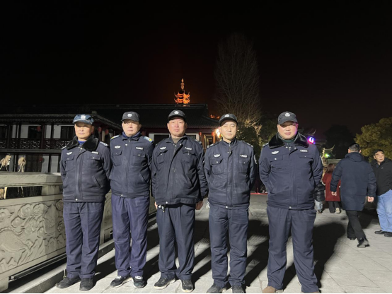 佛音陣陣辭舊歲，撞鐘起航迎新年