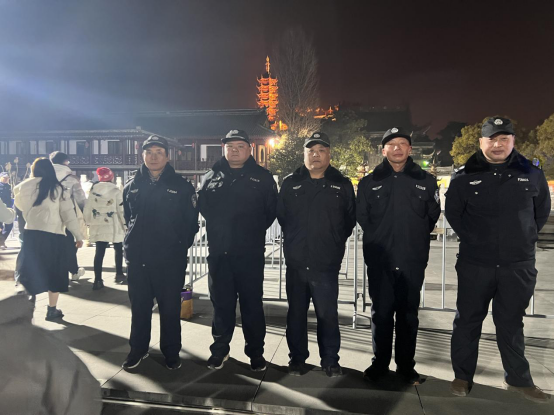 佛音陣陣辭舊歲，撞鐘起航迎新年