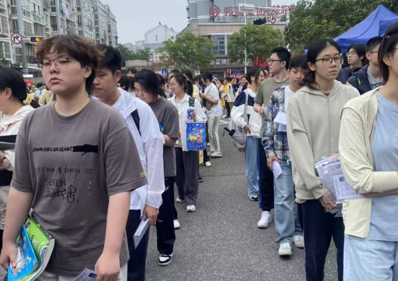 學(xué)子乘風(fēng)破浪，潤(rùn)保助力護(hù)航