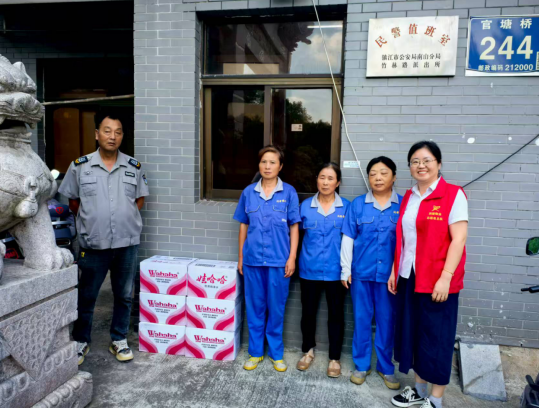 潤馨物業(yè)慈善志愿者總隊開展夏日防暑降溫慰問活動